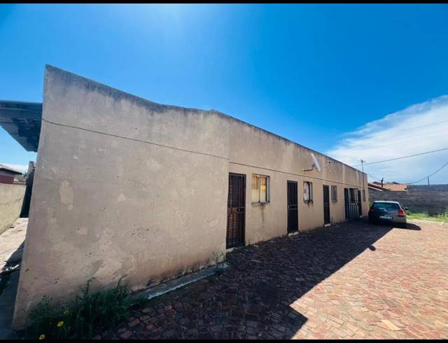 12 BEDROOM HOUSE FOR SALE IN LEACHVILLE EXT 3